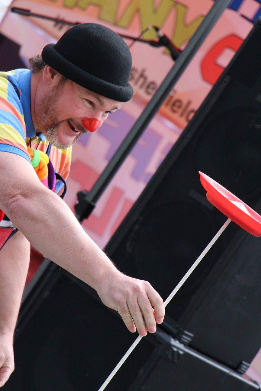 Curley Wurley Clown spinning a plate